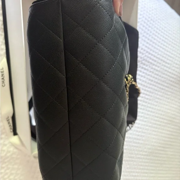 2026 New CHANEL 25 Mini Black Quilted Leather Bag with Gold Chain and CC Charm - Picture 5 of 9